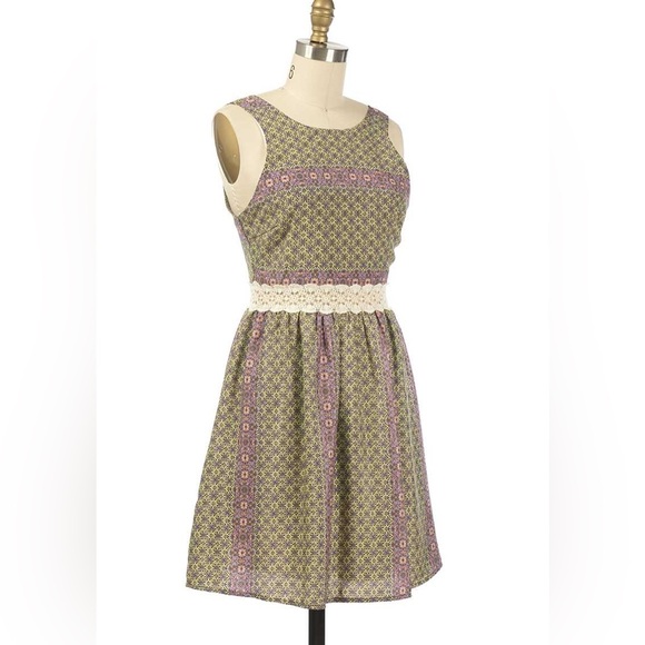 Everly Julia Lace Waist Skater Dress Floral Lace Green and Purple size Medium - Picture 1 of 15